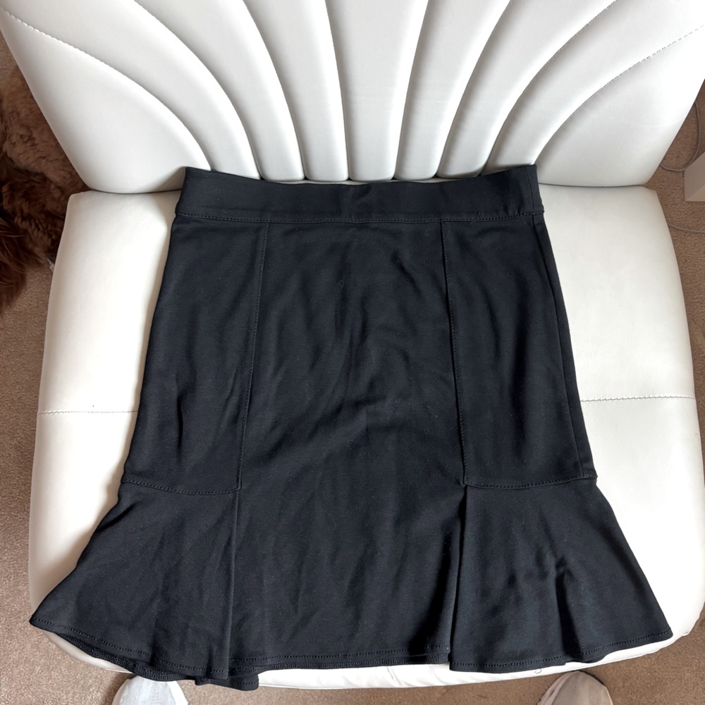 Black mini skirt with side kick pleat